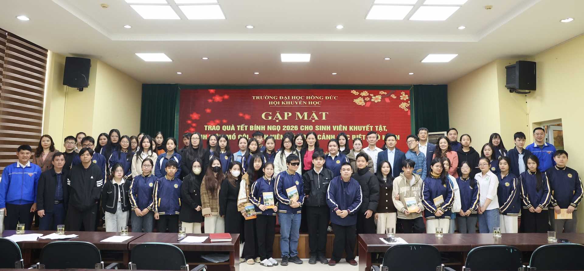 Ấm áp chương trình trao quà Tết Bính Ngọ 2026 cho sinh viên có hoàn cảnh khó khăn của Trường Đại học Hồng Đức